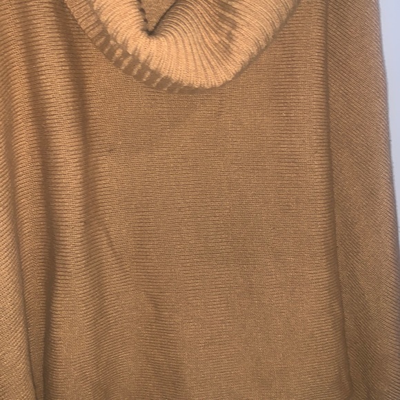 Poncho - Picture 5 of 11